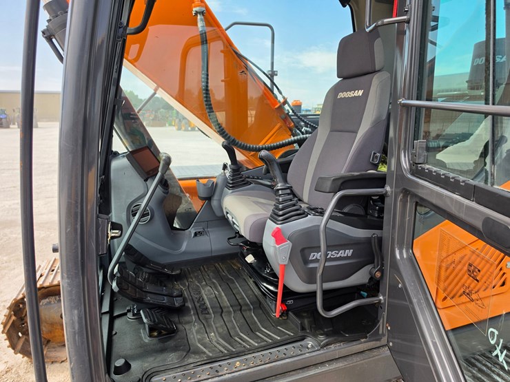 2022-doosan-dx225-lc-image-16