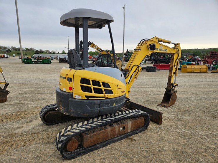 new-holland-e35-image-5