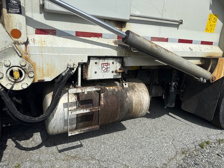 #5-•-2018-peterbilt-mammoth-front-loader-image-17