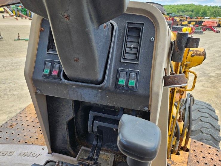 deere-410d-image-30