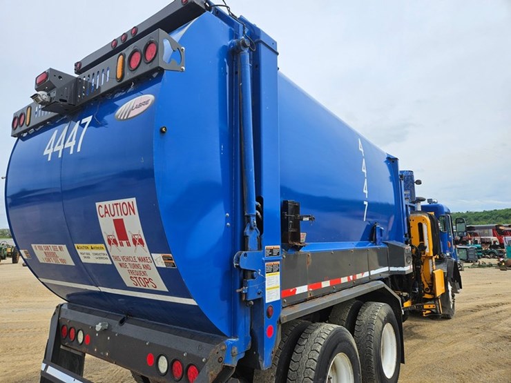 #5222-•-2015-peterbilt-garbage-truck-image-18