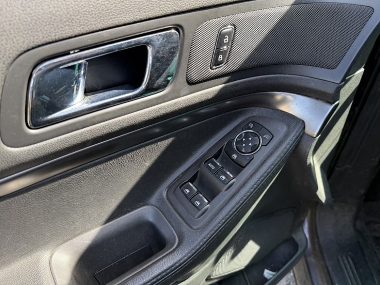 2015-ford-explorer-image-30