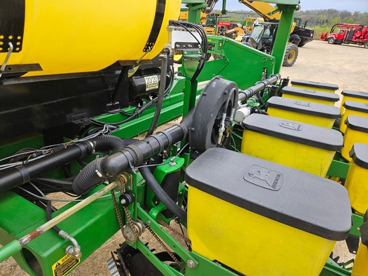 john-deere-7200-image-30