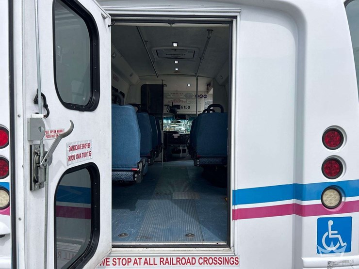 2015-ford-e450-image-33