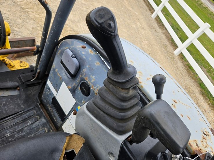 new-holland-e35sr-image-27