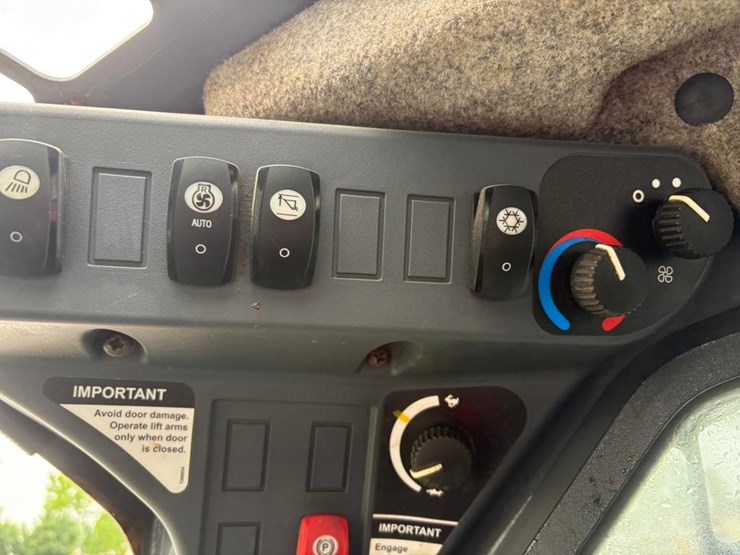 deere-320e-image-40