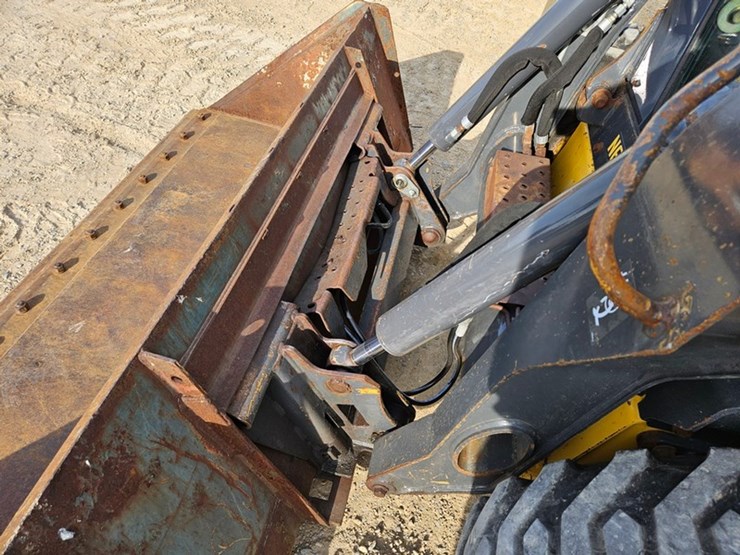 new-holland-l218-image-11