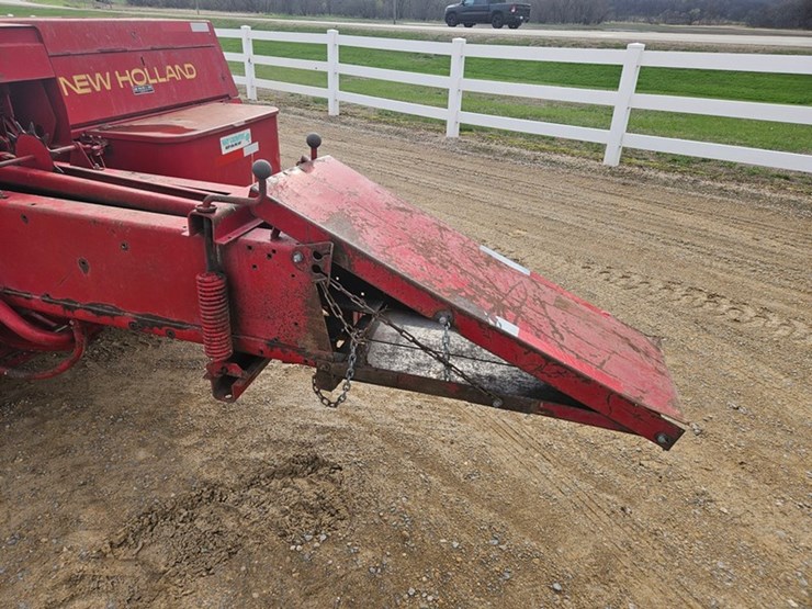 new-holland-320-image-24