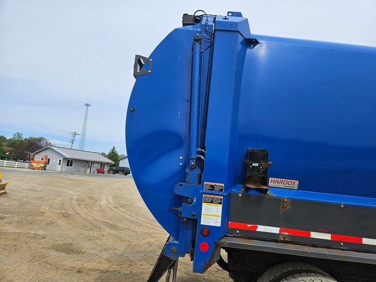 #5222-•-2015-peterbilt-garbage-truck-image-16