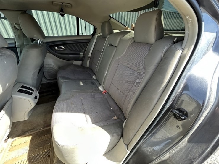 2012-ford-taurus-sel-sedan-image-26