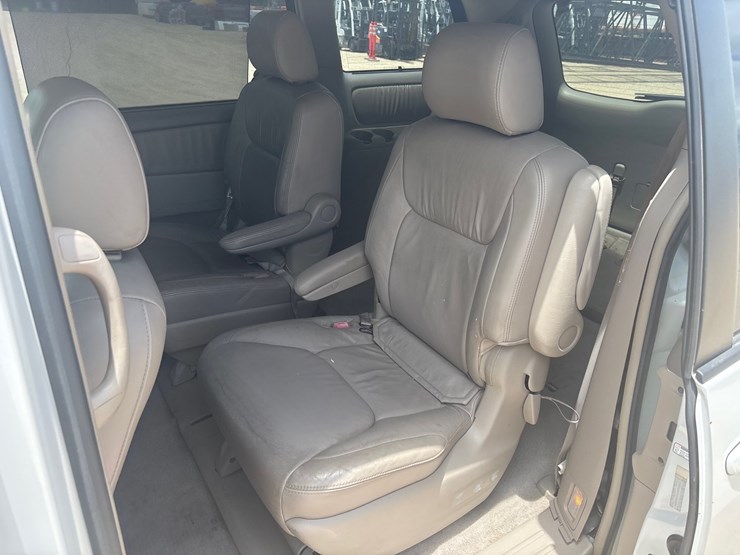 2003-toyota-sienna-image-5