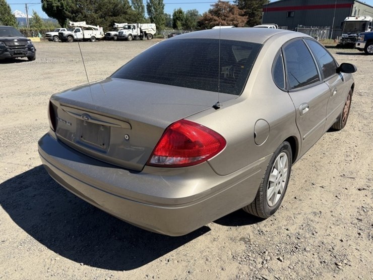 2005-ford-taurus-se-sedan-image-4