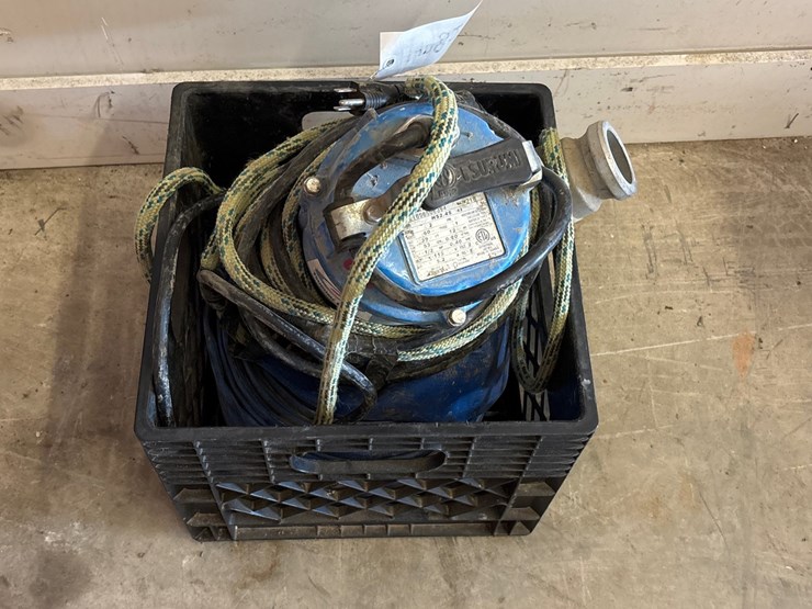 #4082-•-tsunami-pump-submersible-pump-w/hose-image-1