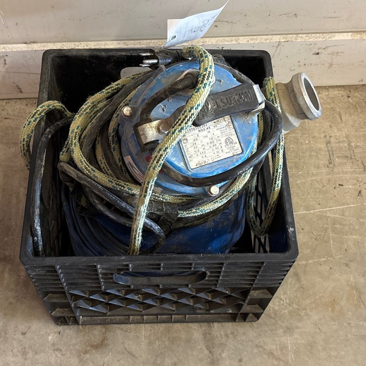 #4082 • TSUNAMI PUMP SUBMERSIBLE PUMP W/HOSE