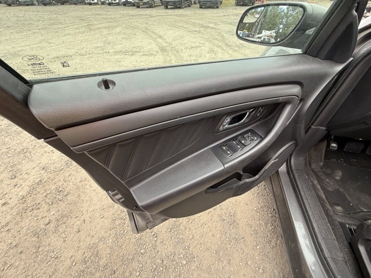 2015-ford-taurus-awd-sedan-image-25