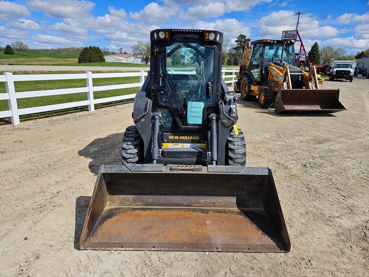 2021-new-holland-l318-image-8