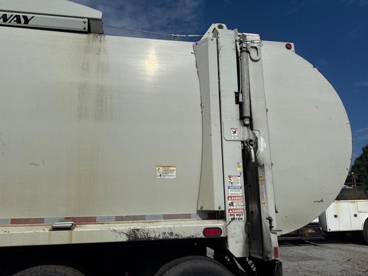 #5-•-2018-peterbilt-mammoth-front-loader-image-26