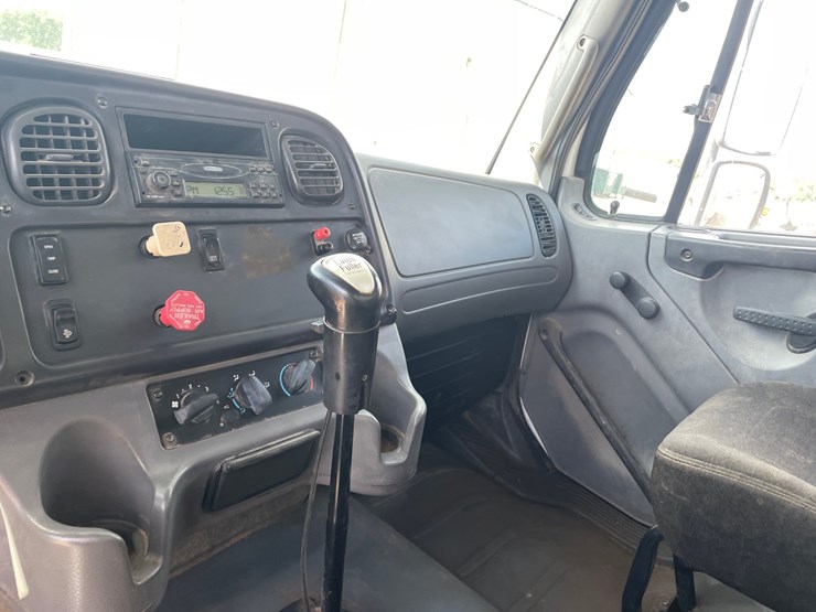 #1328-•-2008-freightliner-dump-truck-(has-mn-title)-image-35