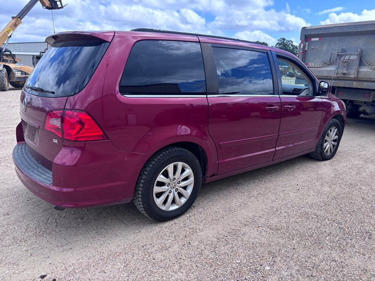 2012-volkswagen-routan-image-3