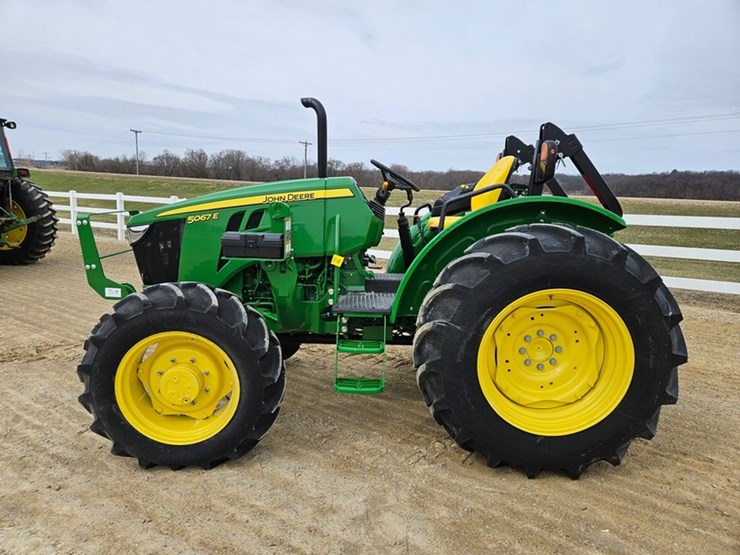 2024-john-deere-5067e-image-2