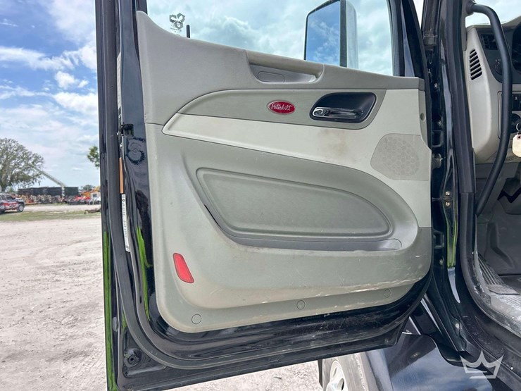 2019-peterbilt-579-image-11