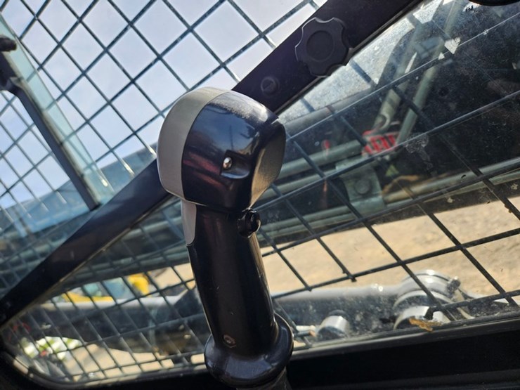 new-holland-l218-image-22