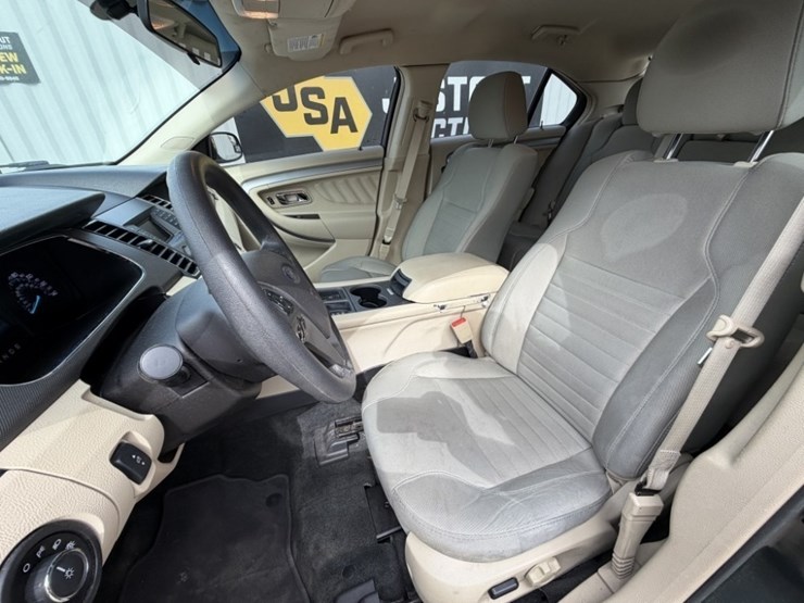2016-ford-taurus-sedan-image-24