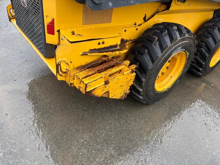 deere-320e-image-28