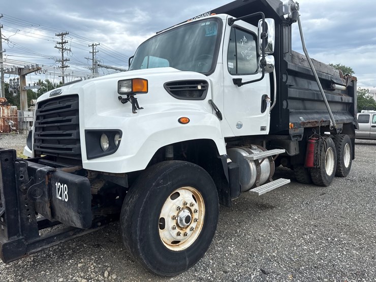 2014-freightliner-114sd-image-4