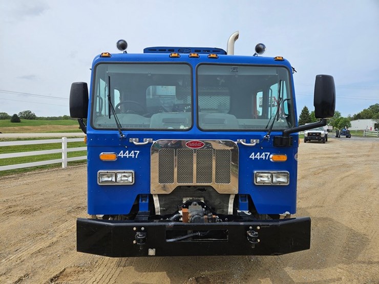 #5222-•-2015-peterbilt-garbage-truck-image-8