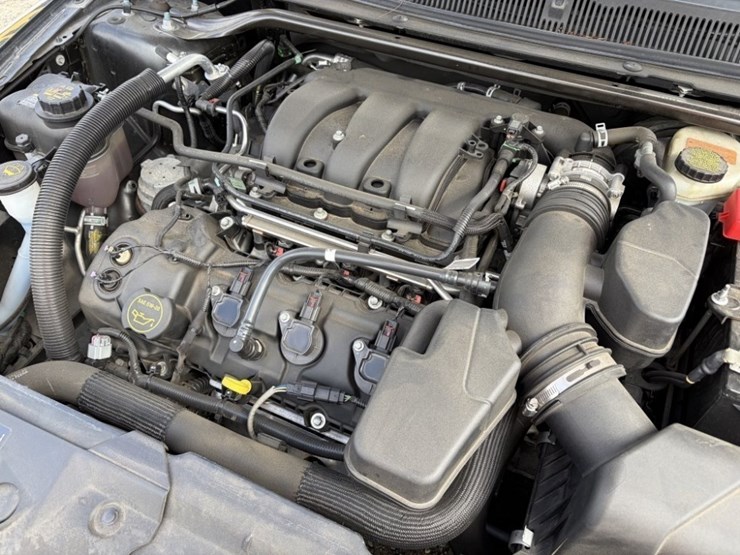 2016-ford-taurus-sedan-image-14