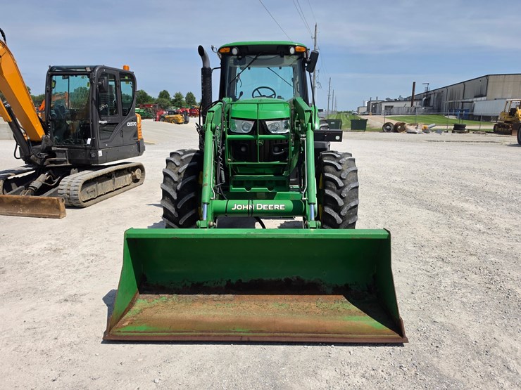 2013-john-deere-6125m-image-2