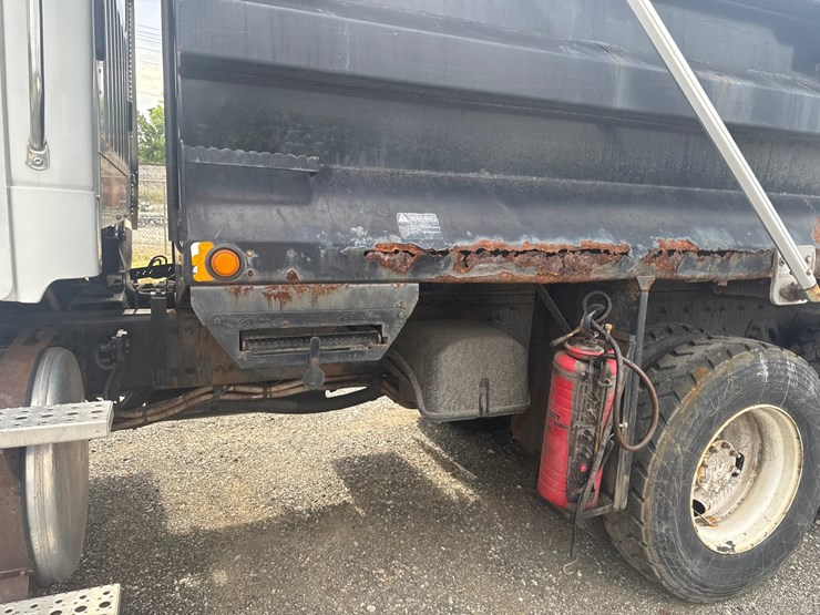 2014-freightliner-114sd-image-15
