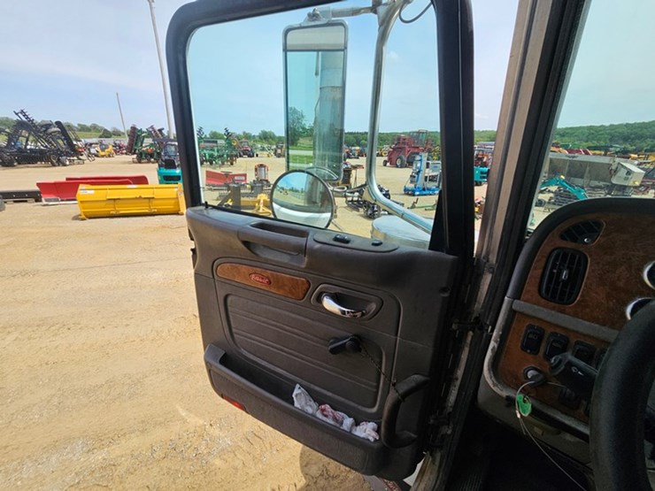 2006-peterbilt-379-image-37