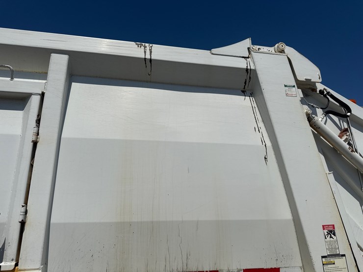 #9-•-2016-freightliner-heil-rear-load-garbage-truck-image-35