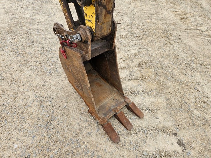 new-holland-e35-image-11
