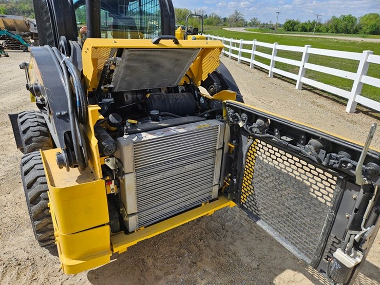 2021-new-holland-l318-image-16