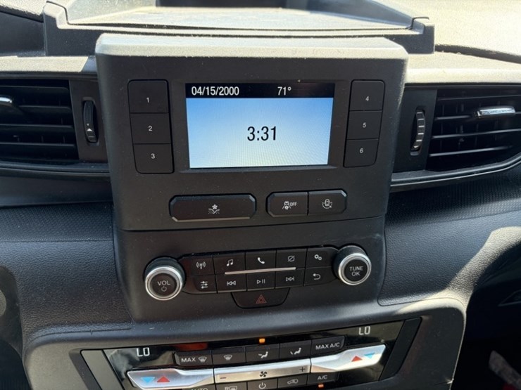 2020-ford-explorer-image-36