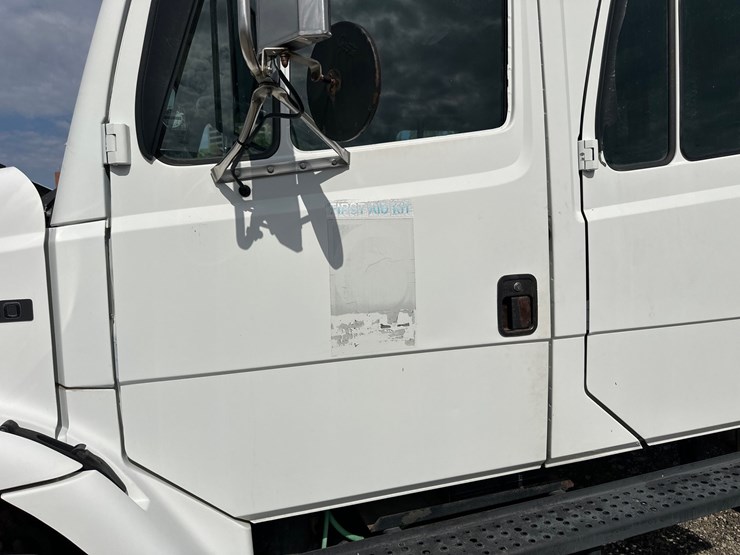 2003-freightliner-fl80-image-27
