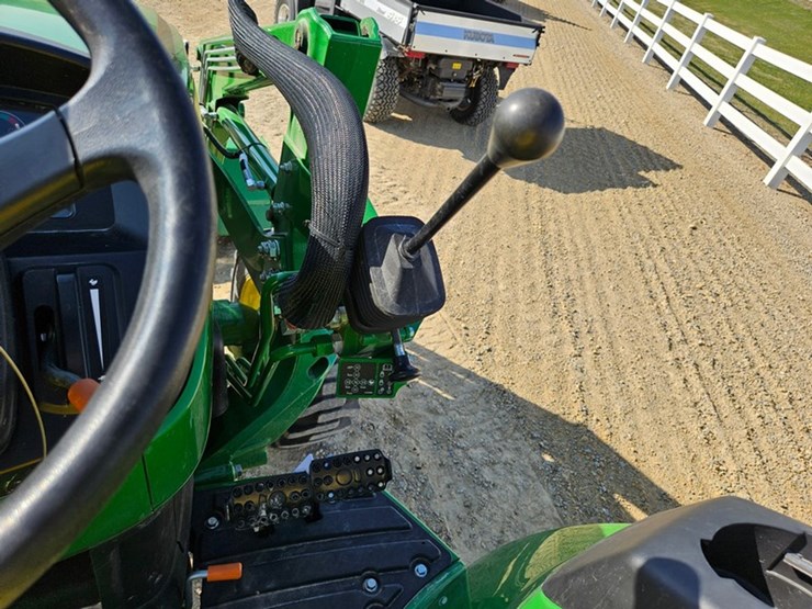 john-deere-4052m-image-30
