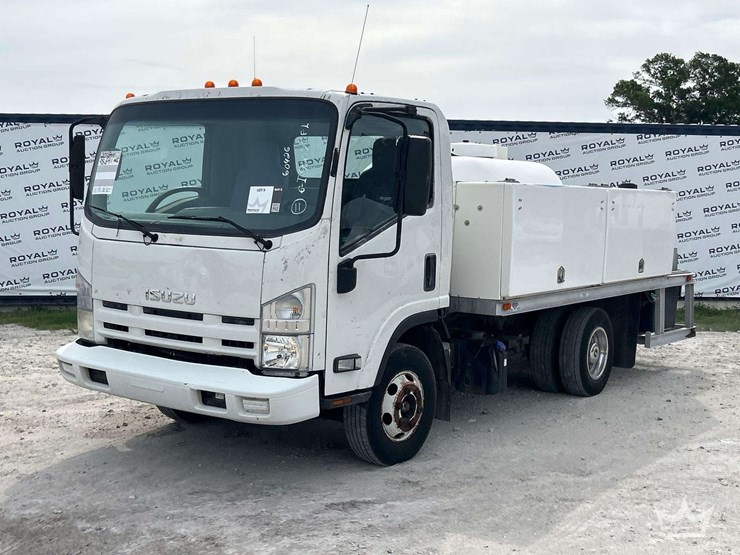 2015-isuzu-npr-image-1