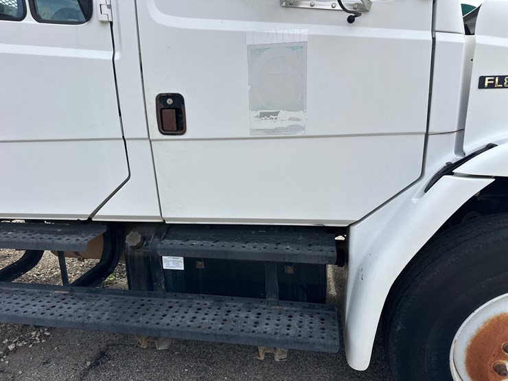 2003-freightliner-fl80-image-17