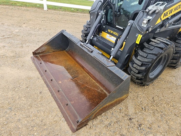 new-holland-l320-image-9