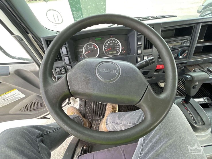 2015-isuzu-npr-image-14