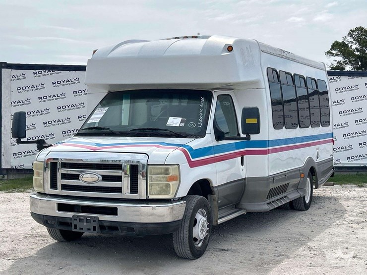 2015-ford-e450-image-1