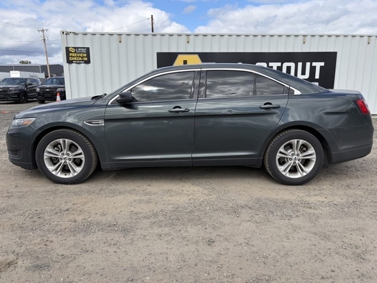 2016-ford-taurus-sedan-image-7