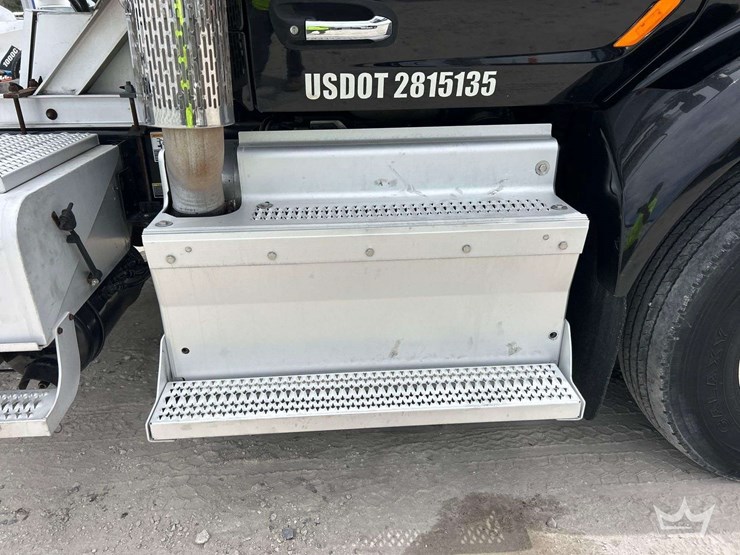 2018-peterbilt-579-image-36