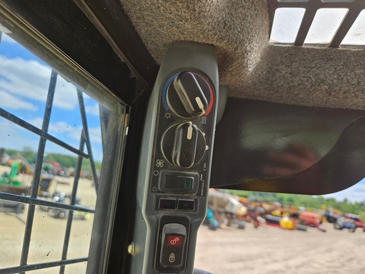 new-holland-c238-image-32