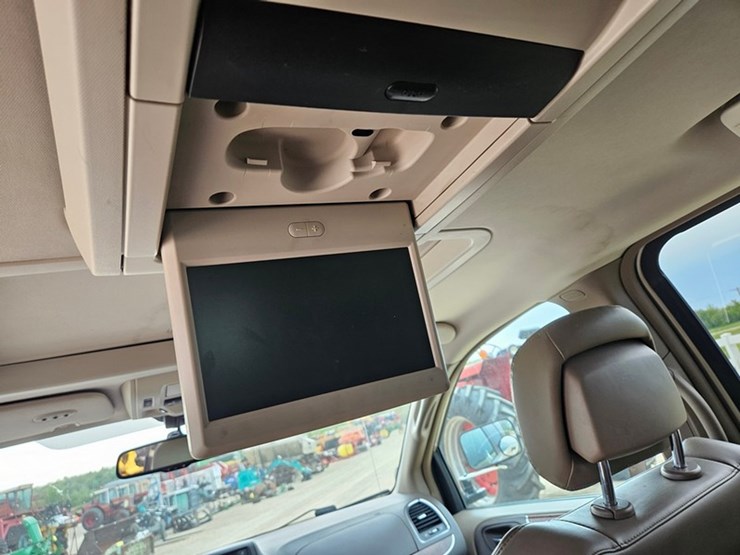 2011-chrysler-town-&-country-image-15