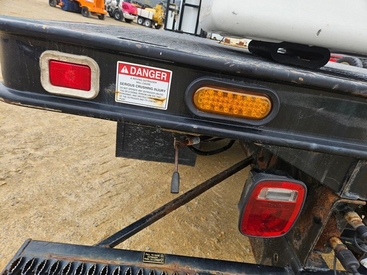 2003-gmc-5500-image-14